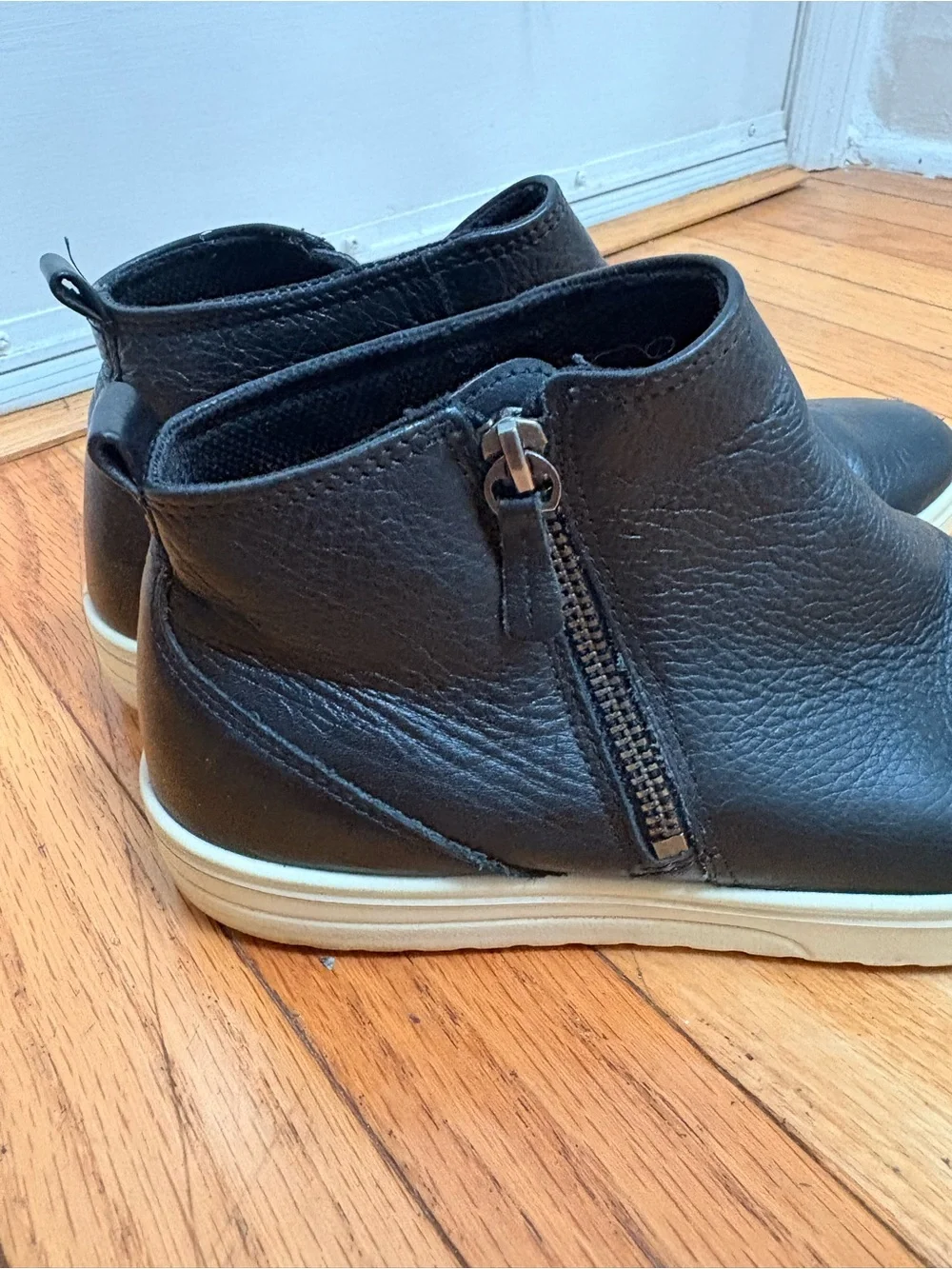 Ecco Black Leather Chukka Boots with White Sole